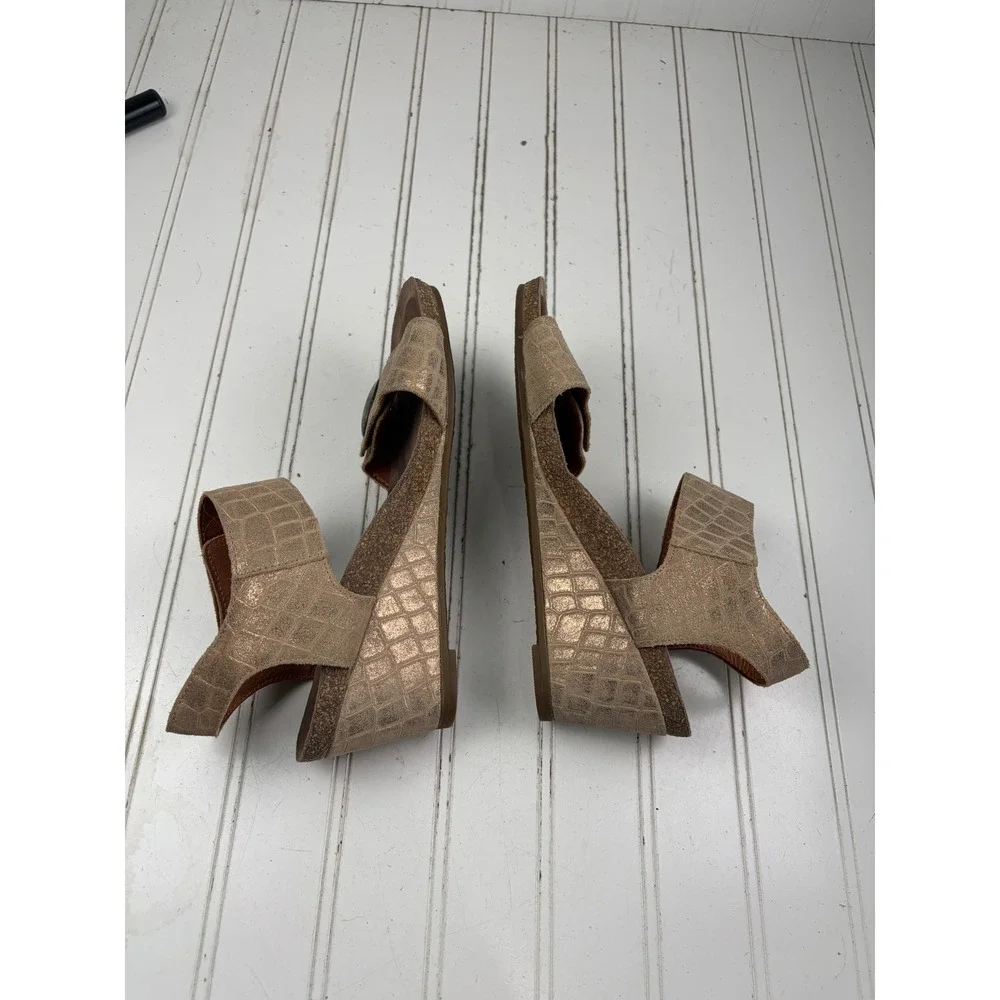 Taos Carousel 2 Metallic Gold Embossed Leather Wedge Sandals Women's Size 7-7.5